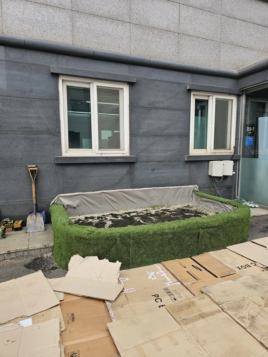 정면에서 바라본 수조 내부 바닥과 매트로 감싼 둘레 진행 중 모습